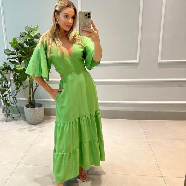 Vestido com recorte mangas amplas e amarração nas costas